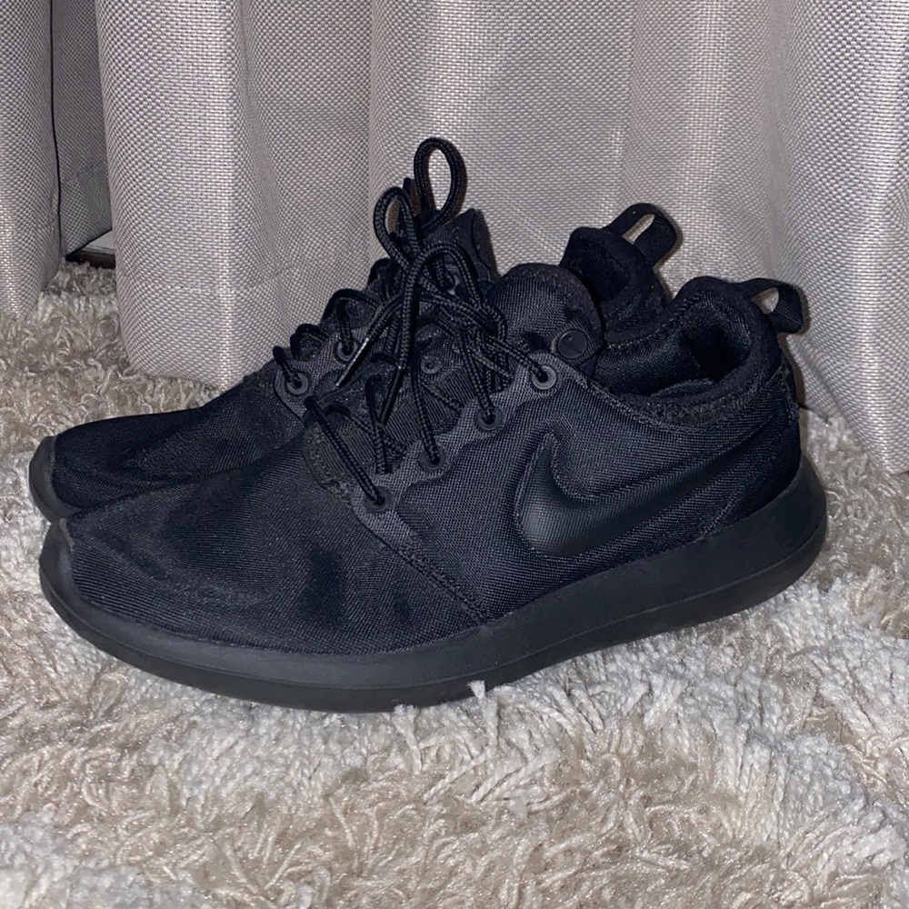 Black Nike Tennisshoes